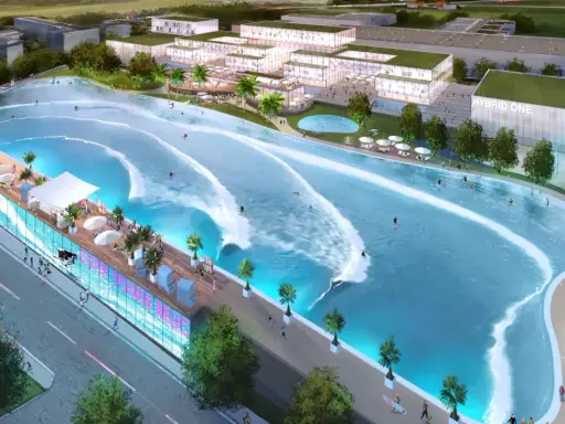 Surfer genießen die künstliche welle in Hallbergmoos. Moderne Gebäude und eine belebte Promenade säumen das Surfbecken.