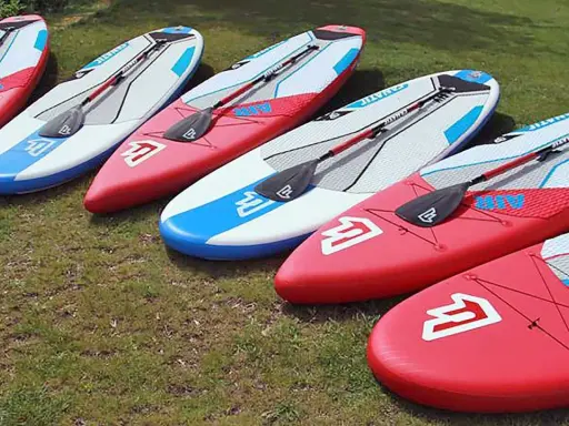 Bereit für einen SUP Trip in Potsdam? Mehrere bunte Boards liegen bereit.