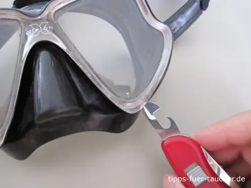 Mit einem Schweizer Taschenmesser die Taucherbrille reinigen. So bleibt die Sicht unter Wasser klar.