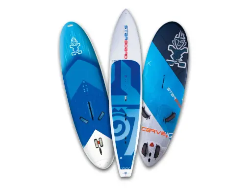 Drei blaue und weiße Windsurfboards, ideal für Anfänger, liegen nebeneinander.