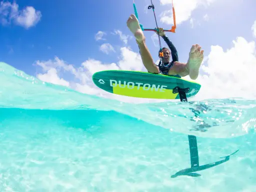 Kitesurfer genießt die Sonne und das klare Wasser von São Miguel do Gostoso. Ein aufregender Sprung über dem Meer.