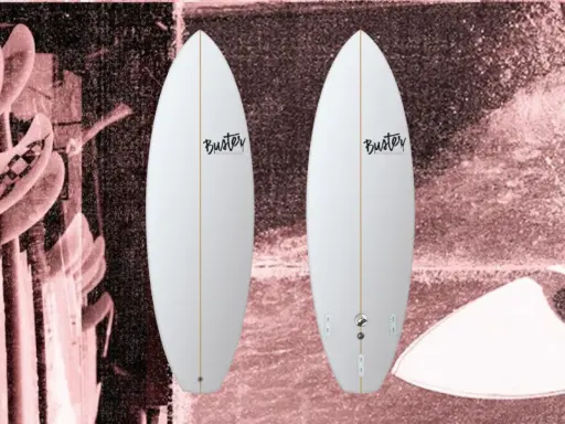 Zwei weiße Surfbretter, ideal für Anfänger, mit dem Schriftzug "Buster Surfboards".