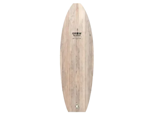 Ein Surfbrett aus hellem Holz mit dem Schriftzug "GROW BLANKS". Das natürliche surfbrett material verspricht nachhaltigen Wassersport.