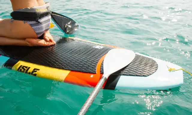 SUP-Abenteuer in Dresden: Füße auf dem Board, Paddel bereit.
