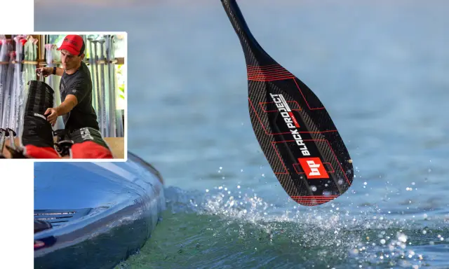 Mann bereitet sich auf ein sup fest vor. Ein Paddel mit schwarzem Carbonmuster und roten Akzenten taucht ins Wasser.