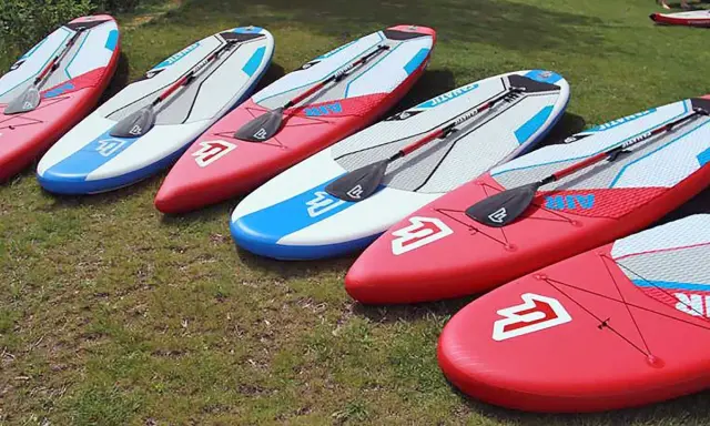 Bereit für einen SUP Trip in Potsdam? Mehrere bunte Boards liegen bereit.