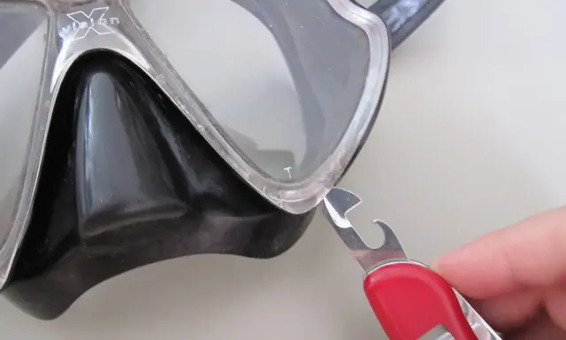 Mit einem Schweizer Taschenmesser die Taucherbrille reinigen. So bleibt die Sicht unter Wasser klar.