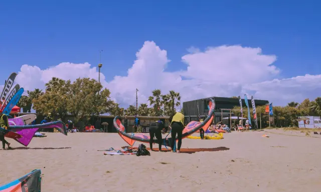 Kitesurfer bereiten sich am Strand von Roses auf den Sport vor.