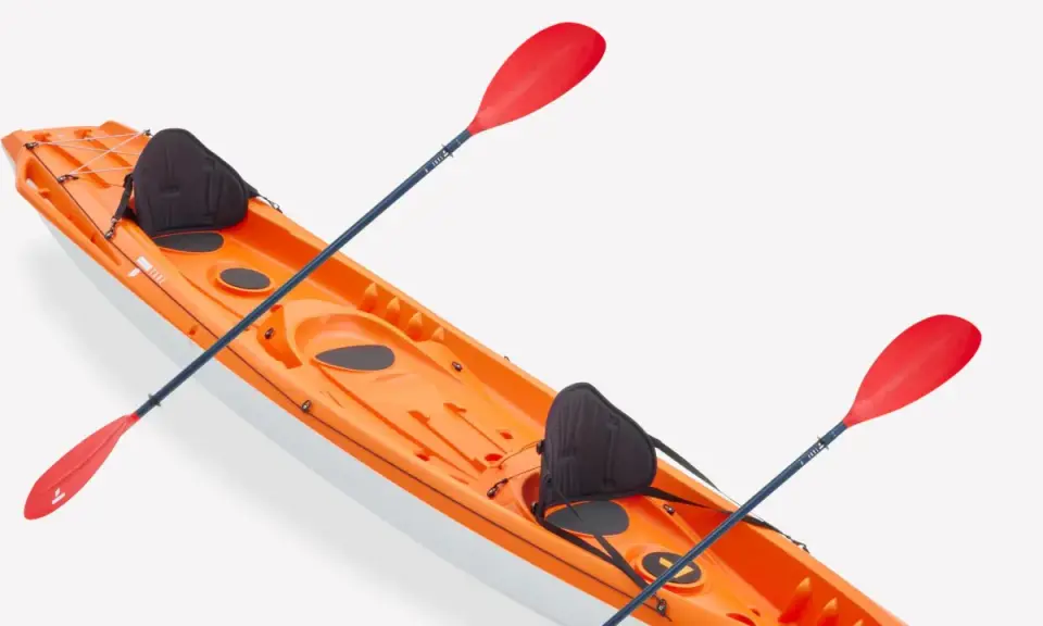 Ein orangefarbenes Kajak mit zwei roten Paddeln. So hält man das kajak paddel richtig halten für eine entspannte Fahrt.