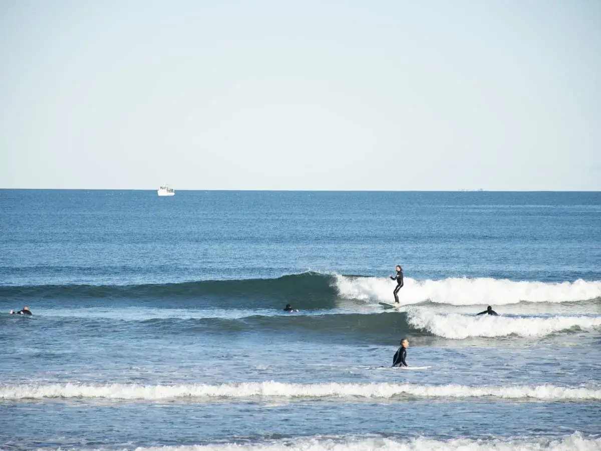 Surfer auf Wellen vor Spanien. Eine Karte mit Surfspots Spanien w&auml;re hier n&uuml;tzlich, um die besten Wellen zu finden.