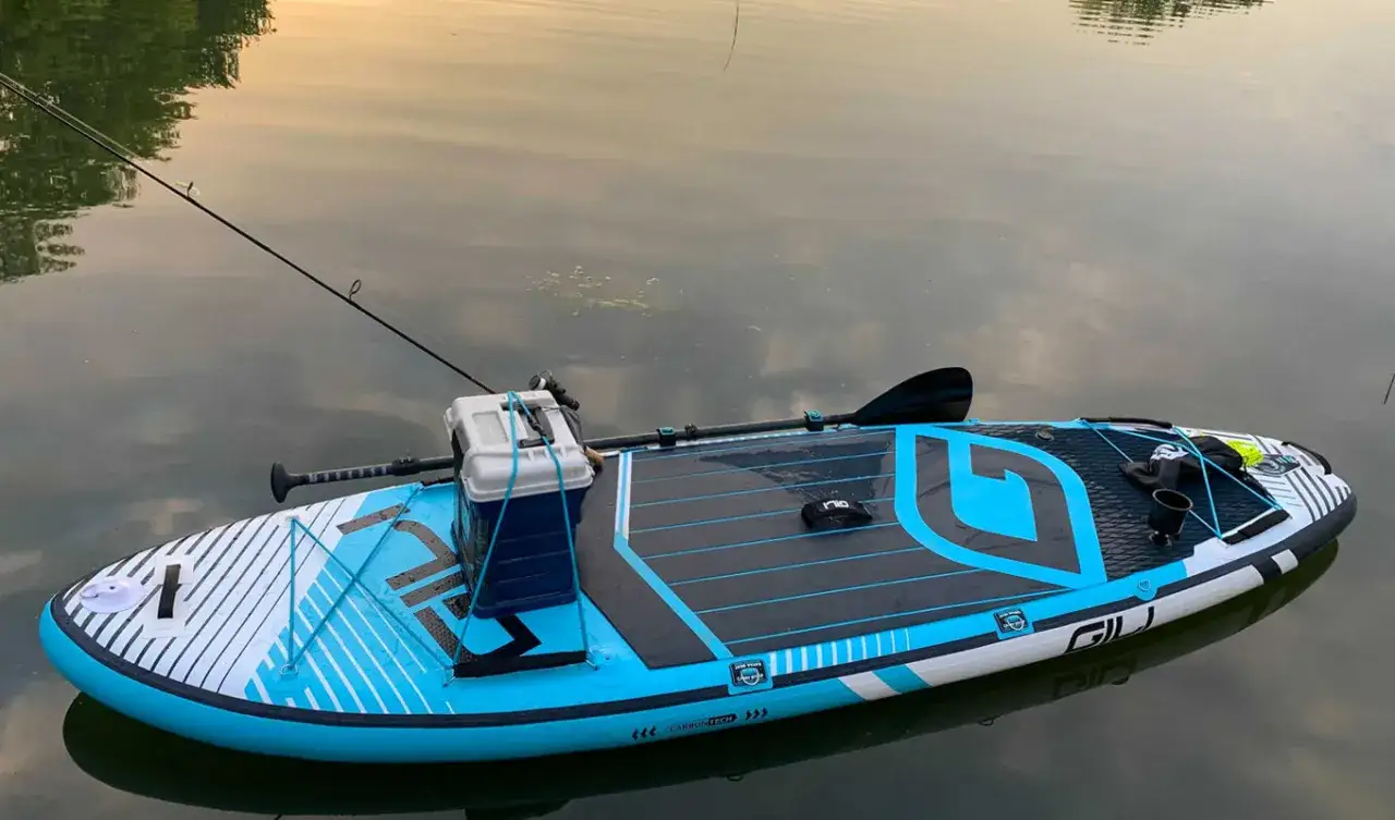 Ein Angel-SUP liegt auf ruhigem Wasser, bereit für einen entspannten Angeltag.