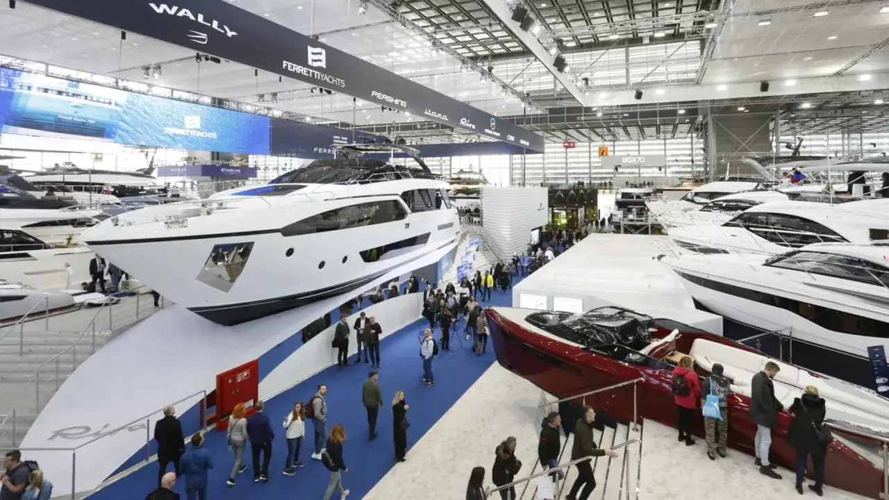 Luxusyachten auf der boot 2026 Messe. Besucher bestaunen die eleganten Designs und die beeindruckende Größe der Boote.