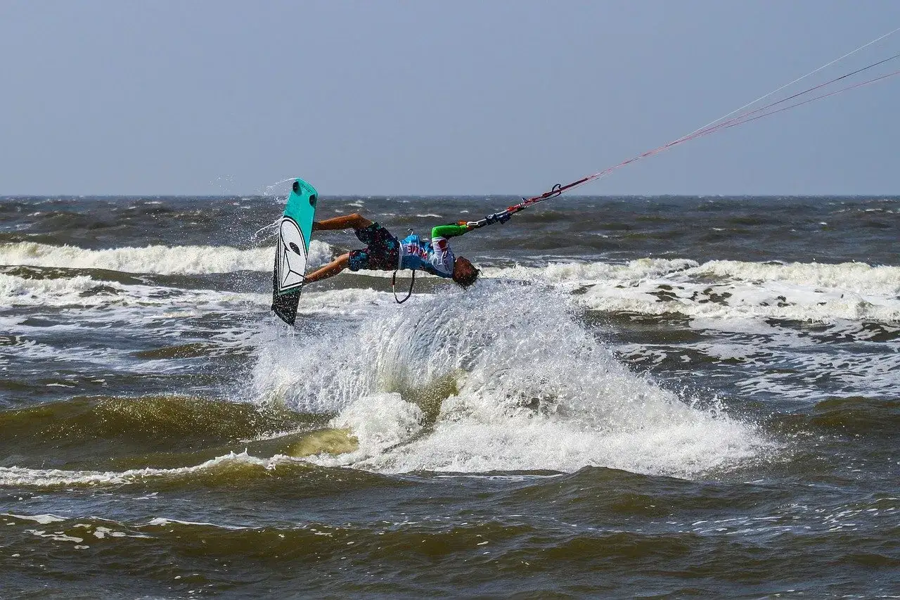 Kitesurfer macht einen Sprung &uuml;ber die Wellen bei St. Peter-Ording.