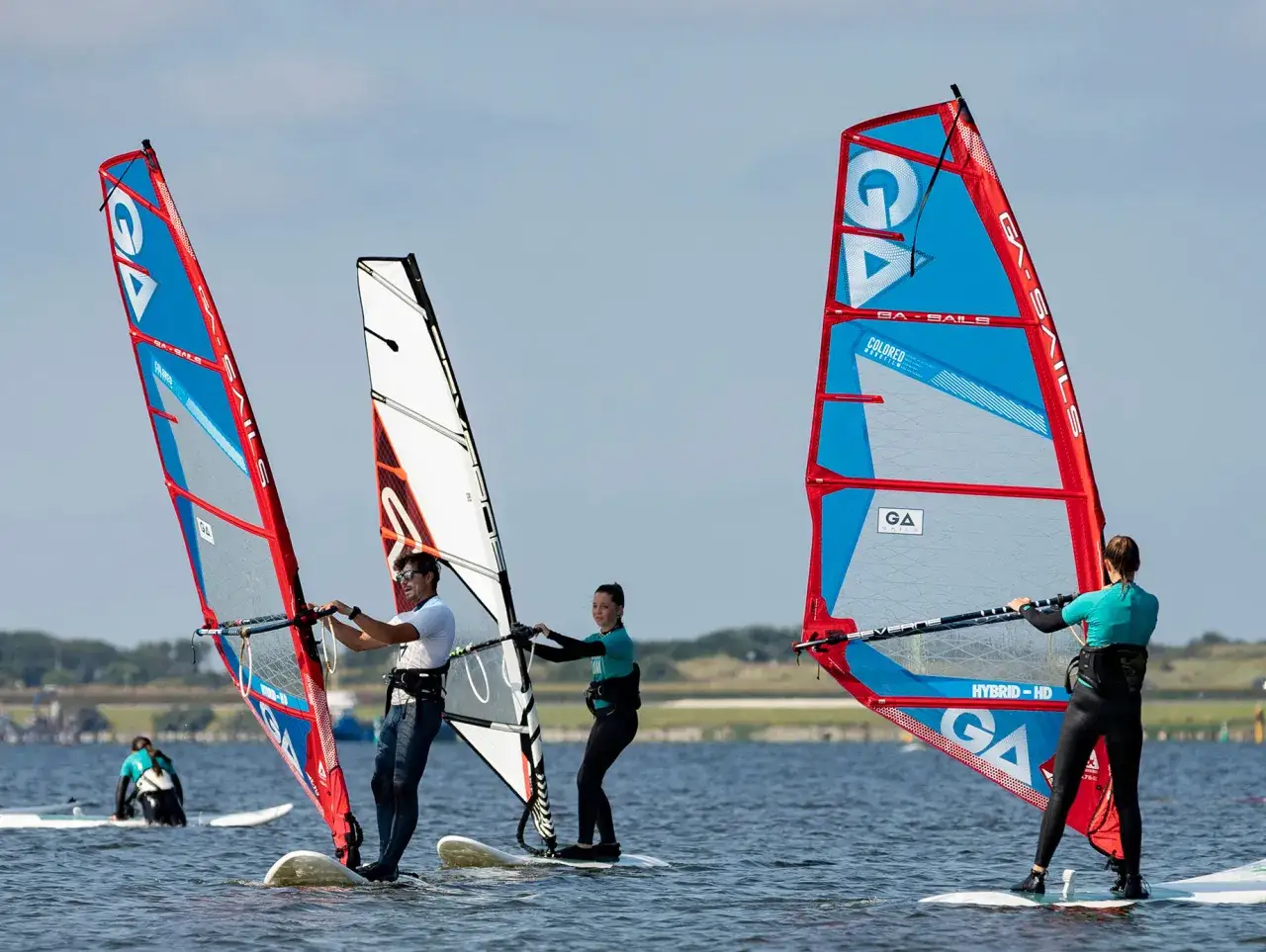Windsurfer genießen den Tag am Brouwersdam Zeeland. Bunte Segel im Wasser.