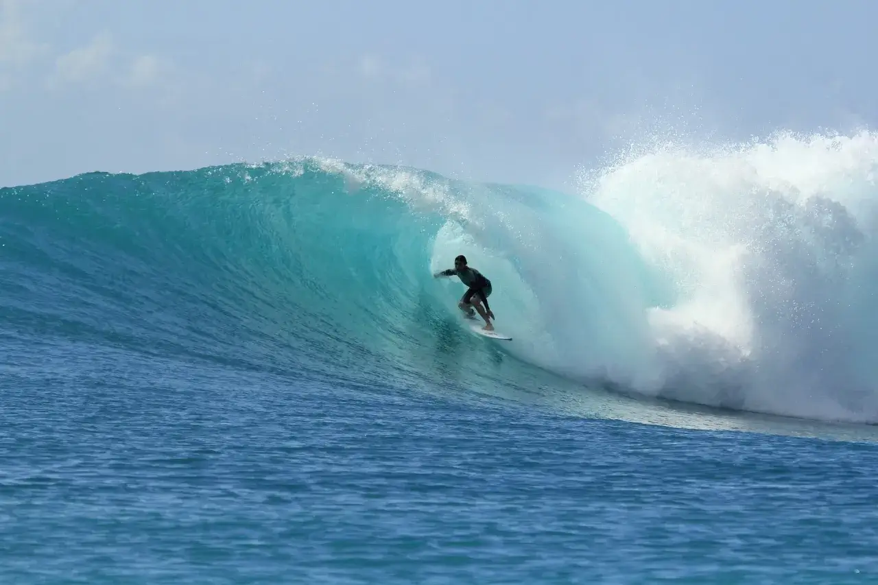 Surfer reitet eine Welle im Tunnel, ein Meisterwerk des Surfens ohne Segel.
