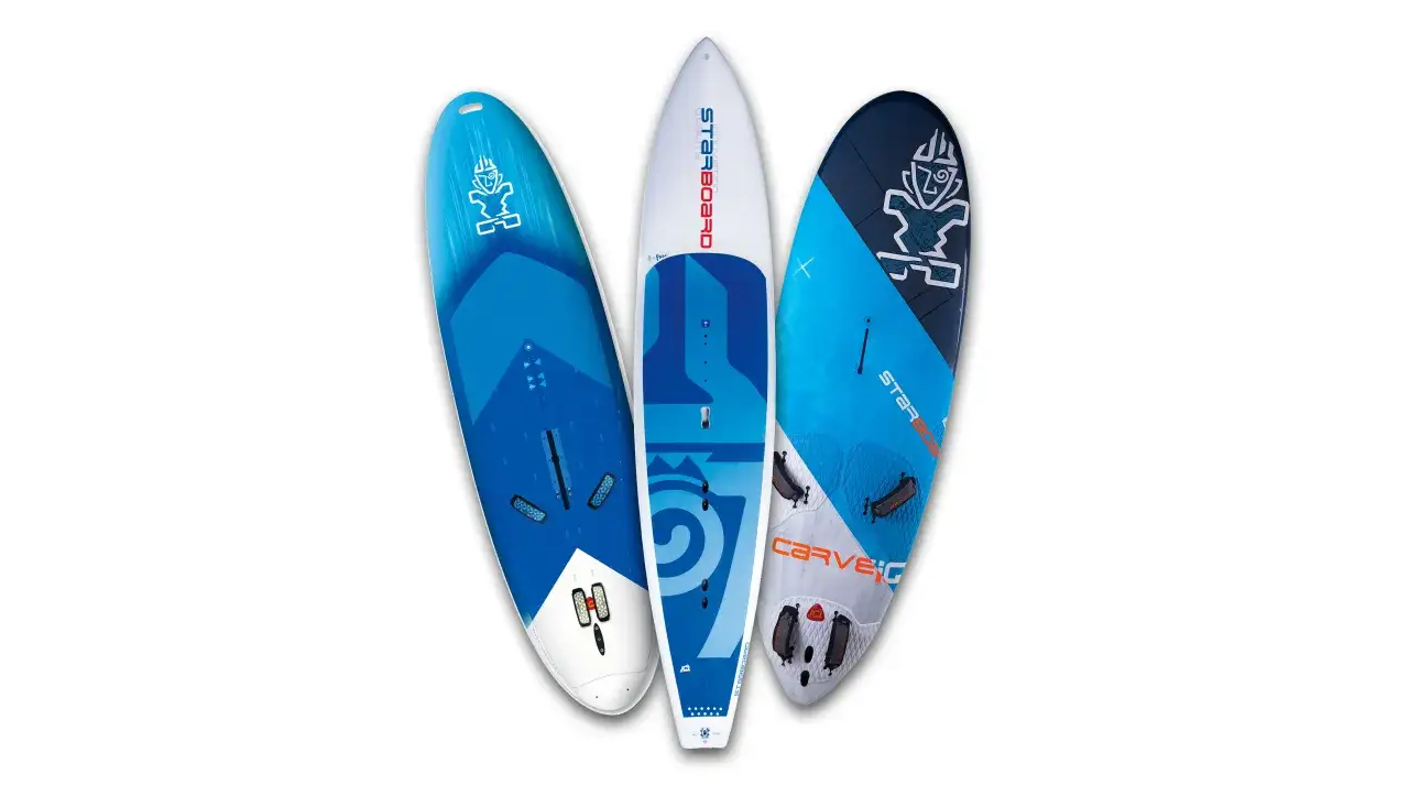 Drei Starboard Windsurfboards in Blau- und Wei&szlig;t&ouml;nen, bereit, wenn Sie ein Windsurfboard kaufen m&ouml;chten.