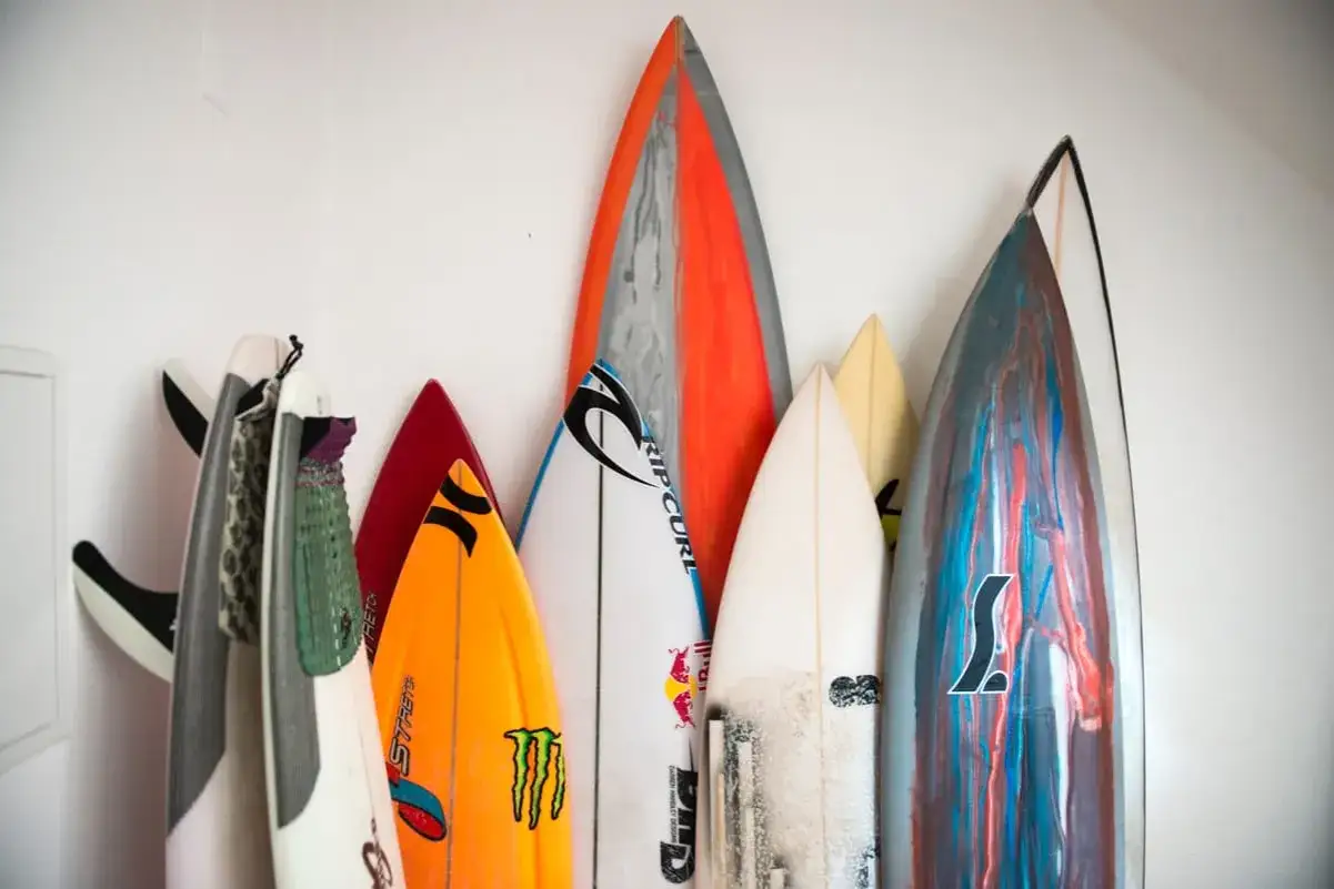 Eine Sammlung bunter Surfbretter, bereit f&uuml;r das n&auml;chste Wellenreiten.
