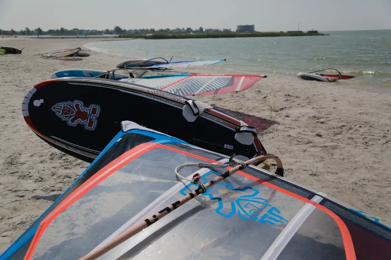 Windsurfbretter liegen am Makkum Strand bereit für den nächsten Ritt auf den Wellen.