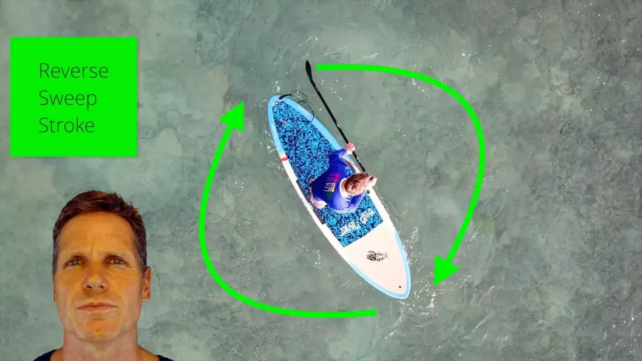 Mann &uuml;bt SUP-Technik: Reverse Sweep Stroke. Fortgeschrittene Paddler meistern diesen Dreh.