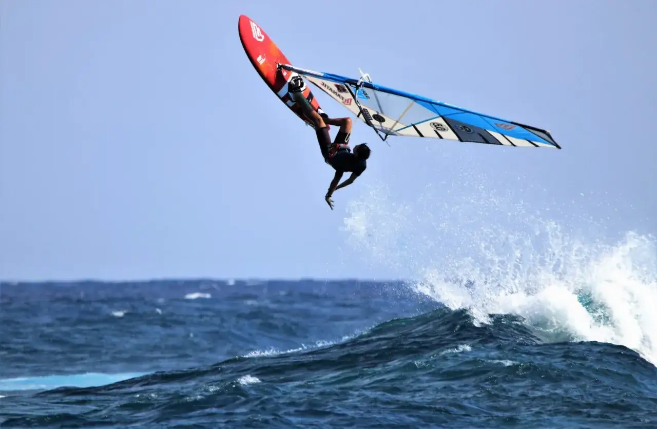 Ein Windsurfer springt hoch &uuml;ber einer Welle vor Lanzarote.