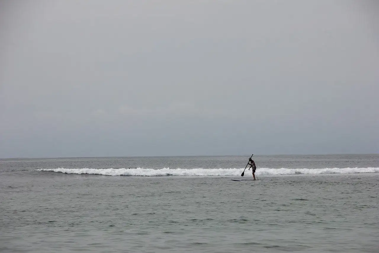 SUP-Fahrer auf der Nordsee, genießt die Wellen und die Weite.