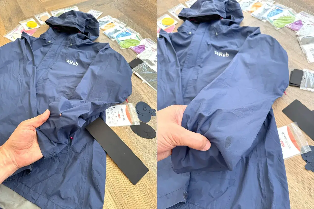Blaue Regenjacke reparieren: Ein Loch im Ärmel wird mit einem Reparaturflicken aus dem Set ausgebessert.