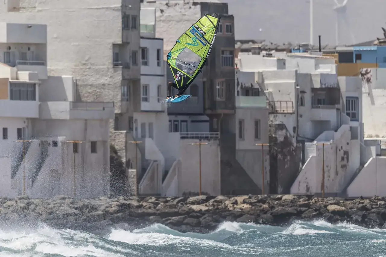 Windsurfer springt hoch über den Wellen vor der Küste von Pozo, Gran Canaria.