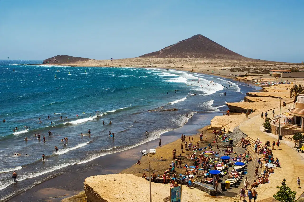Sonne, Strand und Action: Teneriffa lockt mit Windsurfen und vielen Badegästen.