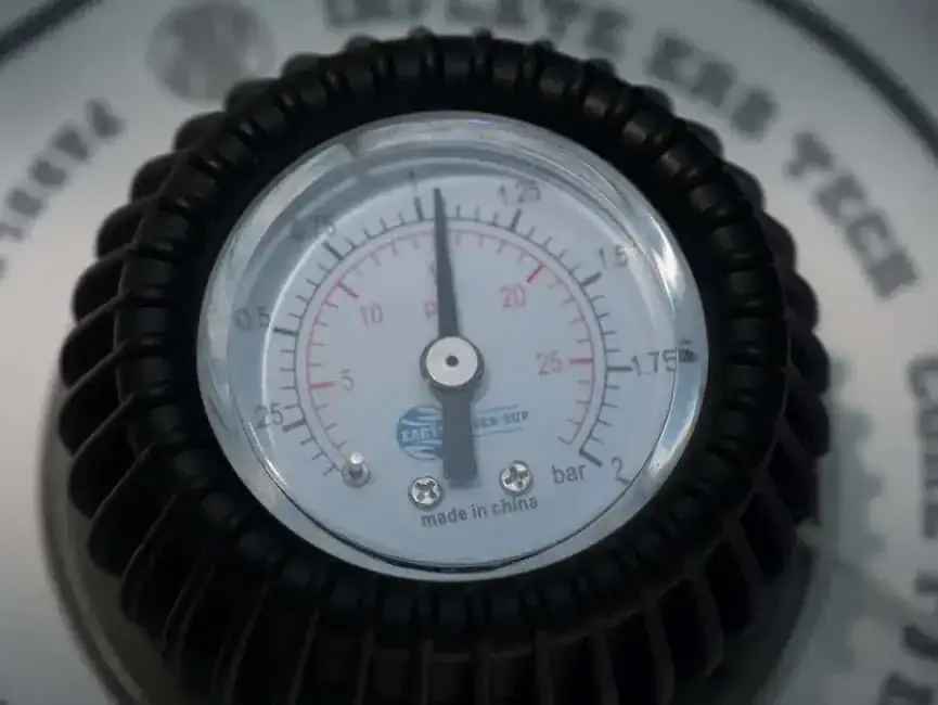 Manometer zeigt ca. 1,2 bar an. Perfekt für den SUP-Aufbau.