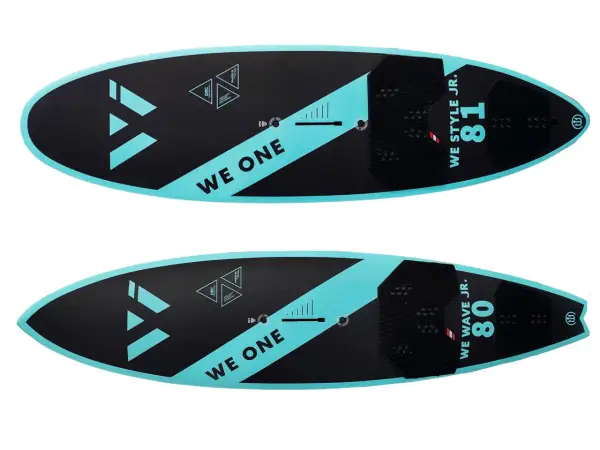 Zwei schwarze und türkise Surfbretter für Kinder, "WE ONE" und "WE STYLE JR. 81" / "WE WAVE JR. 80" sind auf beiden Seiten zu sehen.