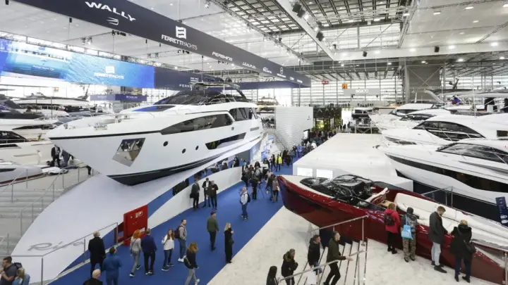Große Yachten und Boote auf einer Messe, die Besucher bestaunen die Modelle. Ein Blick in die Zukunft der maritimen Welt, vielleicht schon für die boot 2026.